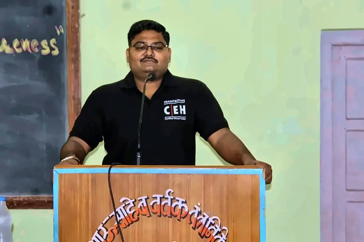 Rishikesh Pandey conducting a Cyber Security Awareness & IT career guidance session at Vidyavardhini's Bhausaheb Vartak Polytechnic, 2018